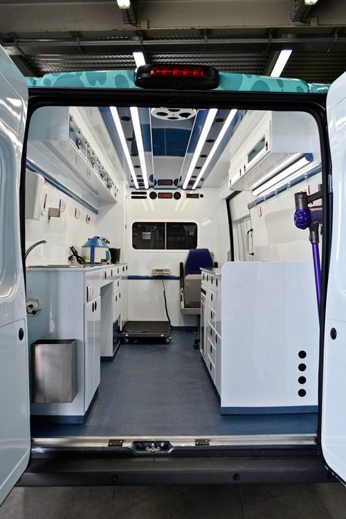 Interior completo de la clínica veterinaria móvil Beccavet